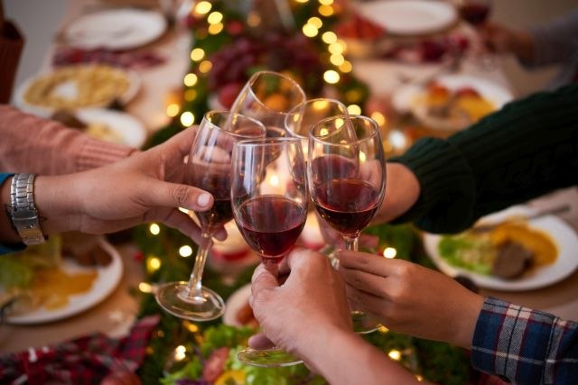 Kako da "pametno pijete" i ne pokvarite sebi novogodišnju zabavu